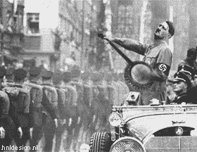 Hitler_gra_na_Banjo.gif